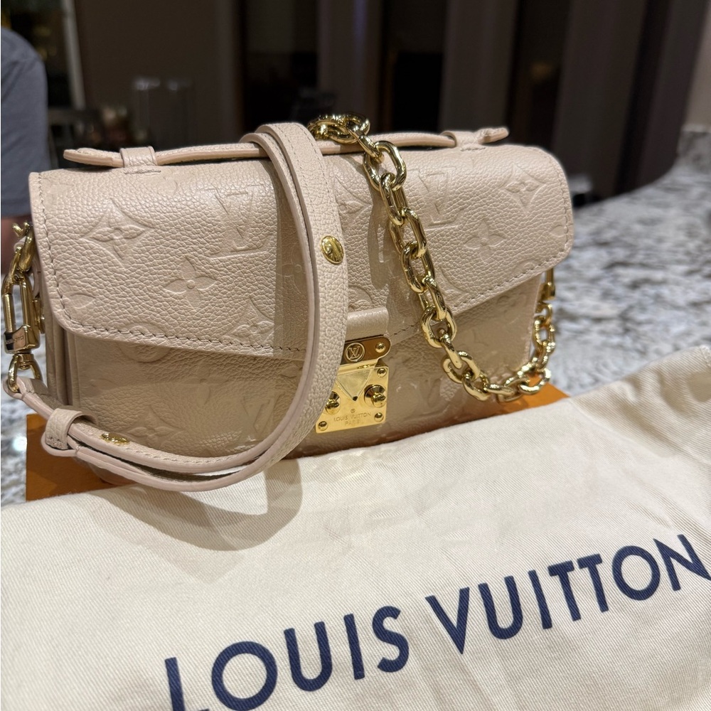 Louis Vuitton Pochette Métis EW SAND